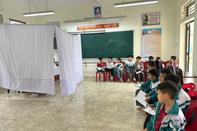 Trường Tiểu học Hải Phúc phối hợp với Điểm trạm Y tế Hải Lộc tiêm phòng cho học sinh lớp 2